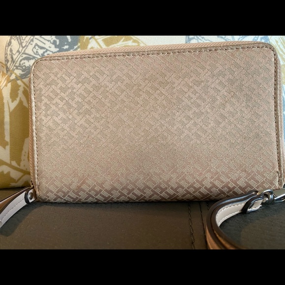 Tommy Hilfiger wristlet - Picture 7 of 7